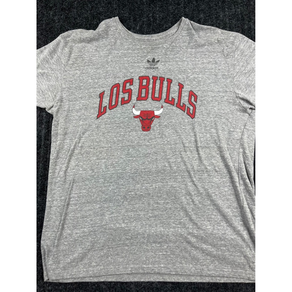 Adidas Chicago Bulls Los Bulls T-Shirt Mens 2XL Gray Noches Ene-Be-A Tee NBA - Picture 2 of 4